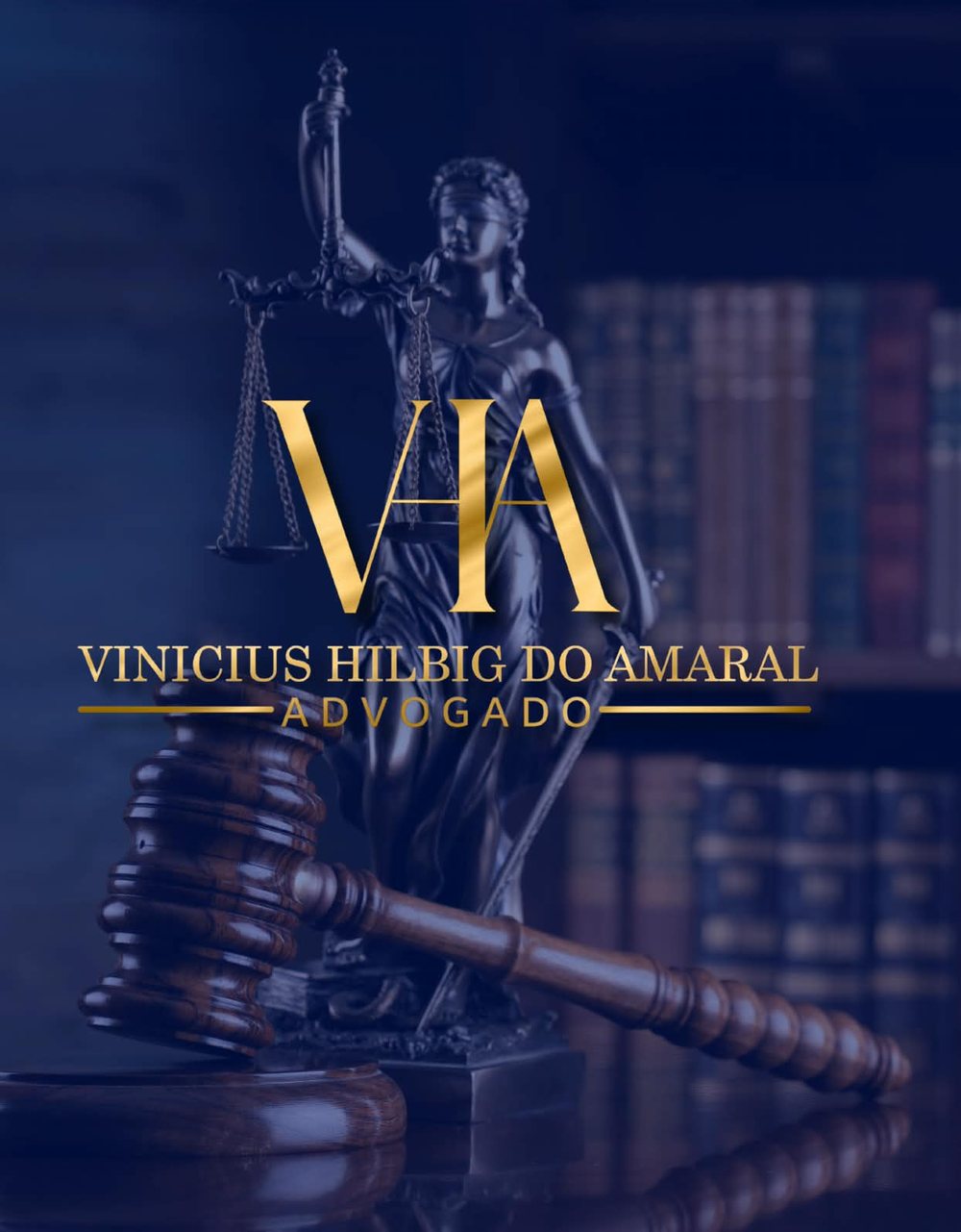 Estátua da Justiça ao lado de um martelo de juiz e livros jurídicos, com a marca VHA Vinícius Hilbig do Amaral Advogado